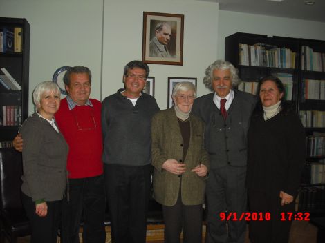  9 Ocak 2010 Mustafa Necati, Sabahattin Eyuboğlu'na saygı etkinliği sonrası Esen Ertem, Mutahhar Aksarı, Erdal Atıcı, Abdullah Özkucur, Prof. Dr. Hasan Pakmezci, Zeliha Kanalıcı